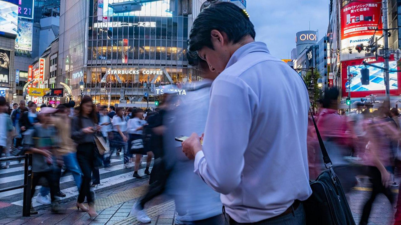 การสำรวจพฤติกรรมการใช้โทรศัพท์มือถือขณะข้ามถนนของคนเดินเท้าในเขตพื้นที่กรุงเทพมหานคร